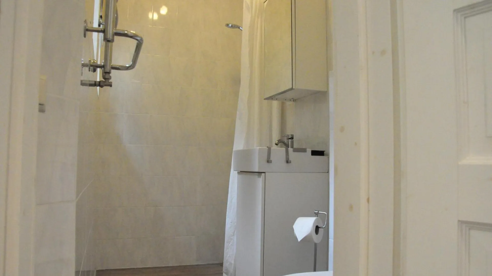House Near To Schoenbrunn - Free Parking - 24-7 Check In - 8 Person Viena 0*,